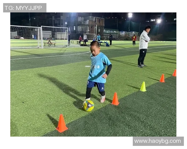 球星展现炫酷花式颠球技巧尽显足球艺术与运动魅力